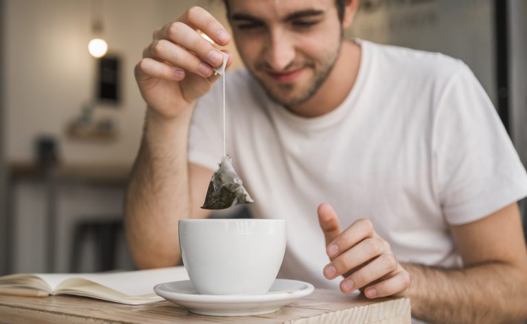 Té caliente y microplásticos